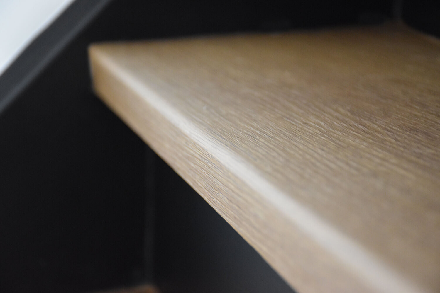 Traprenovatie door wrappen houtlook en zwart 1