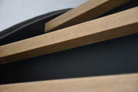 Traprenovatie door wrappen houtlook en zwart 3