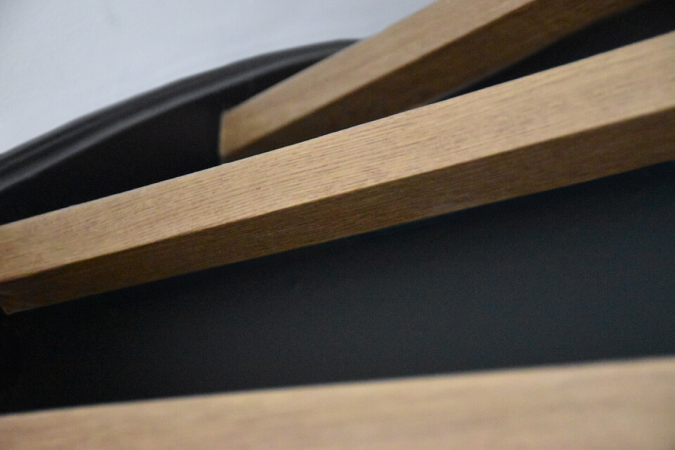 Traprenovatie door wrappen houtlook en zwart 3