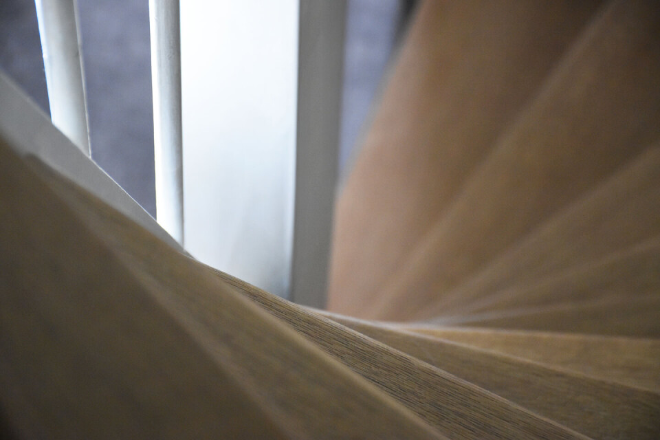 Traprenovatie door wrappen houtlook en zwart 6