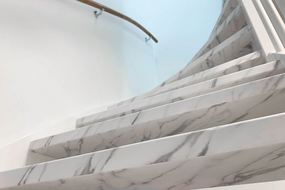 traprenovatie door wrappen marmer 4